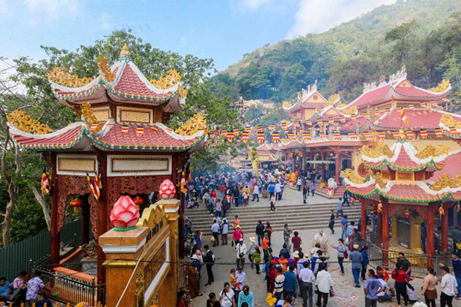 Dòng người đổ về núi Bà Đen vào mỗi dịp Tết đến Xuân về để viếng bà
